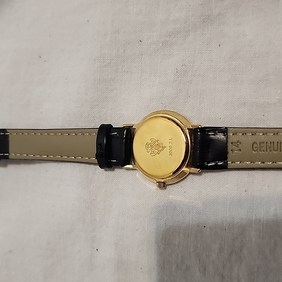 GUCCI 3000.2.L Gold Plated Watch with Roman Numbers Black Croc Embossed Band - Picture 3 of 6